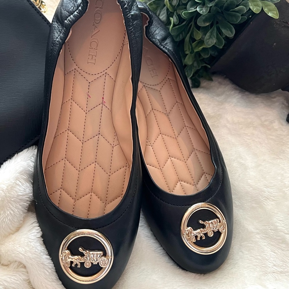 Black COACH flats with beautiful gold embellishment. Size 8.
